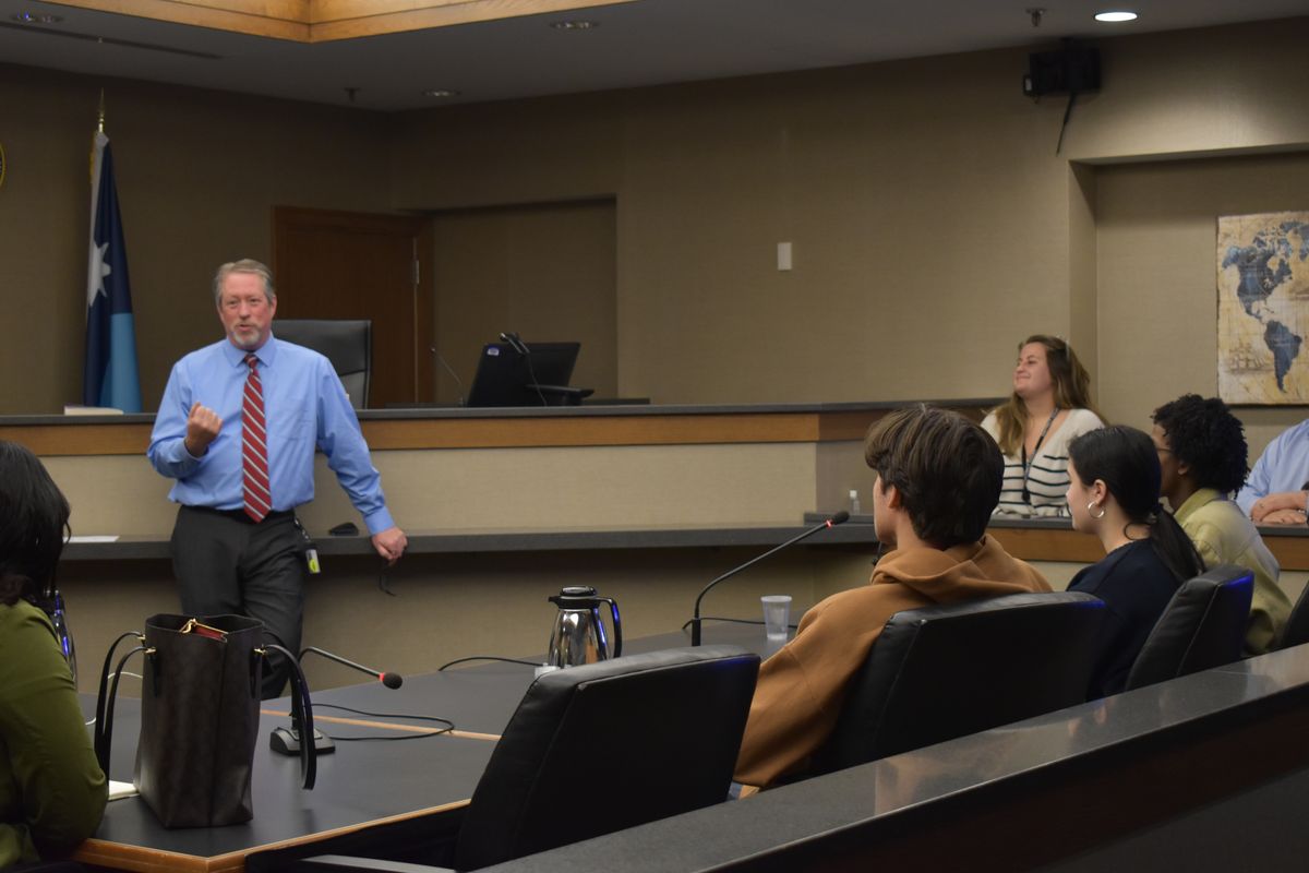 A briefing session with city staff